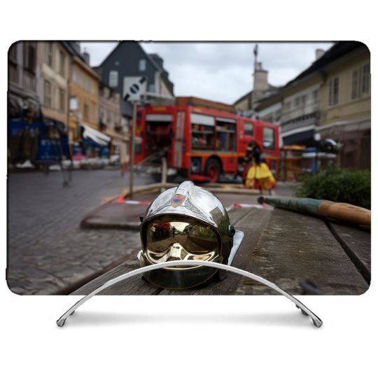 Coque Renforcée Pour MacBook Neo Pompier Casque Camion